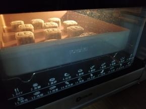 放入已经提前预热好185度的烤箱中下层，烘烤5分钟定型，取出后在表面刷上薄薄一层蛋黄水。继续送入烤箱，烘烤15分钟左右，最后的5分钟，我把烤盘放在最下面一层。各家烤箱脾气不同，温度仅供参考。月饼放凉后，才放入保鲜盒内，用预拌粉做的月饼，一天就回油啦，非常方便