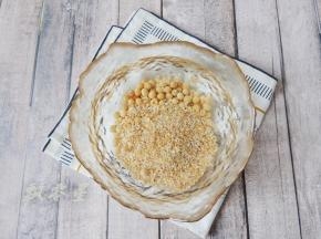 黄豆和燕麦清洗干净。