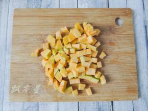 南瓜洗净，去皮去瓤切成小块。