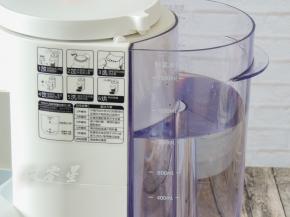 豆浆机水箱中加水至所需制浆量对应的水位线上，合上水箱盖。