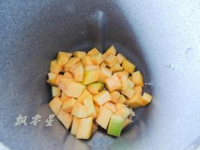 将黄豆、燕麦和南瓜放入豆浆机中。