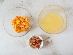 小米洗净，南瓜洗净去皮去瓤切成小块，红枣洗净去枣核。