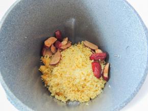 将小米、南瓜和红枣放入豆浆机中。