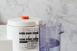 豆浆机水箱中加水至所需制浆量对应的水位线上，合上水箱盖。