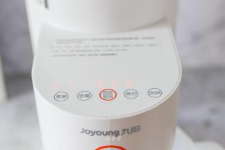 豆浆机接通电源，选择“五谷”程序，容量“900毫升”，开始制浆。