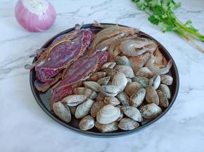 花蛤买回家可以加点盐与食用油浸泡1小时，可以让花蛤吐出泥沙。