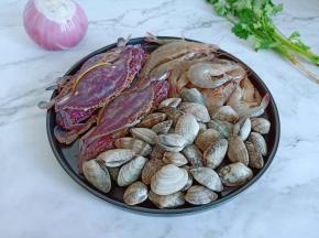 花蛤买回家可以加点盐与食用油浸泡1小时，可以让花蛤吐出泥沙。