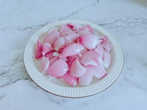 洋葱剥去外壳，清洗后用手掰成小块。