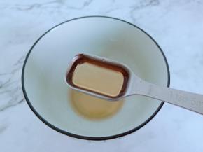 碗里加料酒一勺。