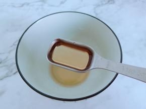 碗里加料酒一勺。