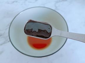 加蚝油、甜面酱、黑椒酱搅拌均匀备用。