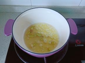 铸铁锅先中小火预热2-3分钟，放入食用油把姜蒜爆香。