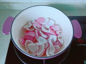 依次放入洋葱块。