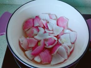 有木铲子将洋葱块翻炒一下。