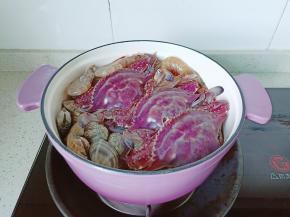 依次将花蛤，对虾，螃蟹码到铸铁锅里。