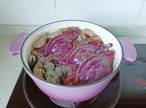 依次将花蛤，对虾，螃蟹码到铸铁锅里。