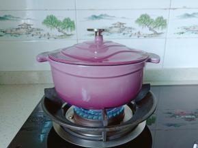 盖上盖子中火焖煮8分钟左右。