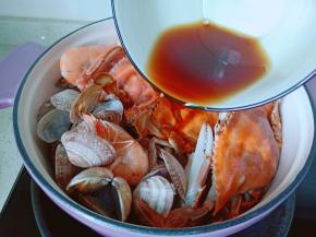 待锅里食材八分熟时，淋入料汁。