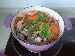 出锅前撒点香菜段。这款珐琅铸铁锅导热快，保温效果好，关键是不粘锅，平时做菜都喜欢用。