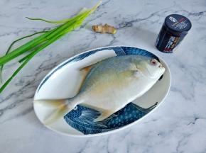 挑选鱼鳃鲜艳的，说明这个鱼是新鲜的。