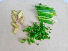 葱姜切好备用。