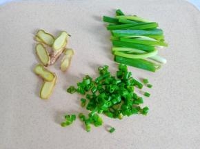 葱姜切好备用。