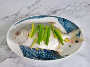 生姜切丝垫一点在盘底，鱼腹塞些姜丝去腥，在鱼的表面抹上盐腌制10分钟让其更加地入味。