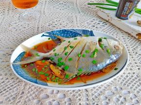 清蒸鱼用的时间和火力大小，直接影响鱼肉肉质鲜嫩的关键，所以蒸鱼必须全程开大火，这样可以不断地形成水蒸气，让鱼肉快速蒸熟。