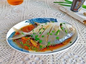 清蒸鱼用的时间和火力大小，直接影响鱼肉肉质鲜嫩的关键，所以蒸鱼必须全程开大火，这样可以不断地形成水蒸气，让鱼肉快速蒸熟。