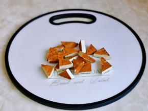 首先将香干洗干净，再切小三角块。