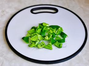 青椒洗净去根去籽再切小块。