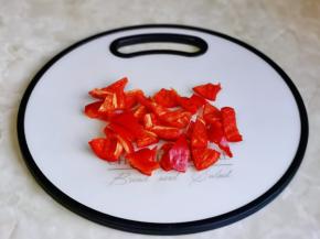 红椒同样去根去籽洗干净切小块。