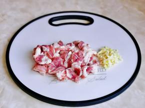 梅花肉切片，大蒜去皮切碎。