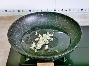 起锅热油，加入蒜末炒香。