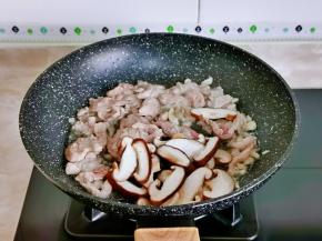 再加入切好的香菇片翻炒。