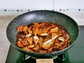 加入切好的香干片，翻炒2分钟。