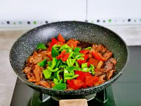 最后加入青红椒。