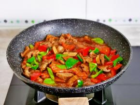 煸炒至断生，关火出锅。