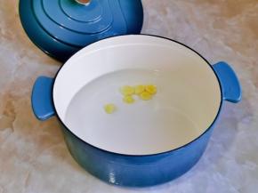 铸铁锅中加入水，再加入姜片。