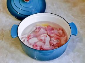 再把鸡块加入锅中。