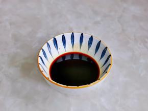首先调料汁：酱油，蚝油，料酒混合搅拌均匀备用。