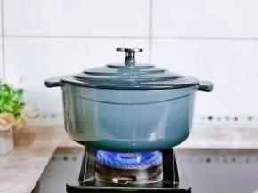 盖上归禾器珐琅锅得盖子，大火烧开，转小火炖15分钟，高颜值的厨房好物，每天为家人下厨做菜都满满的幸福感，使用铸铁锅做菜最大的好处是可以达到健康补铁，还有就是烹饪时间比平时要快，特别是炖菜。