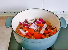 最后加入胡萝卜，洋葱，按个人口味加入盐，炖至断生。