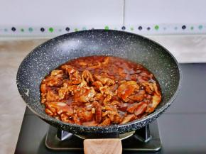 加入小炒鲜调味汁翻炒1分钟。