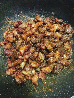 倒入炸好的羊肉粒翻炒片刻！