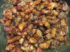 倒入炸好的羊肉粒翻炒片刻！