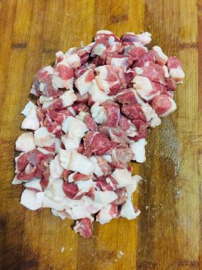 羊腿肉解冻洗净，切成粒备用！