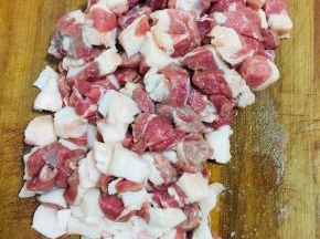 羊腿肉解冻洗净，切成粒备用！