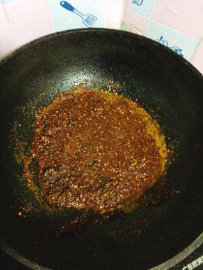 锅里留适量的底油，放入万能烧烤撒粉，辣椒粉，孜然粉翻炒均匀！