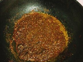 锅里留适量的底油，放入万能烧烤撒粉，辣椒粉，孜然粉翻炒均匀！